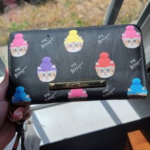 Betsy Johnson wallet wristlet with cats in winter beanies 😻🧣❄️, NWT & box!